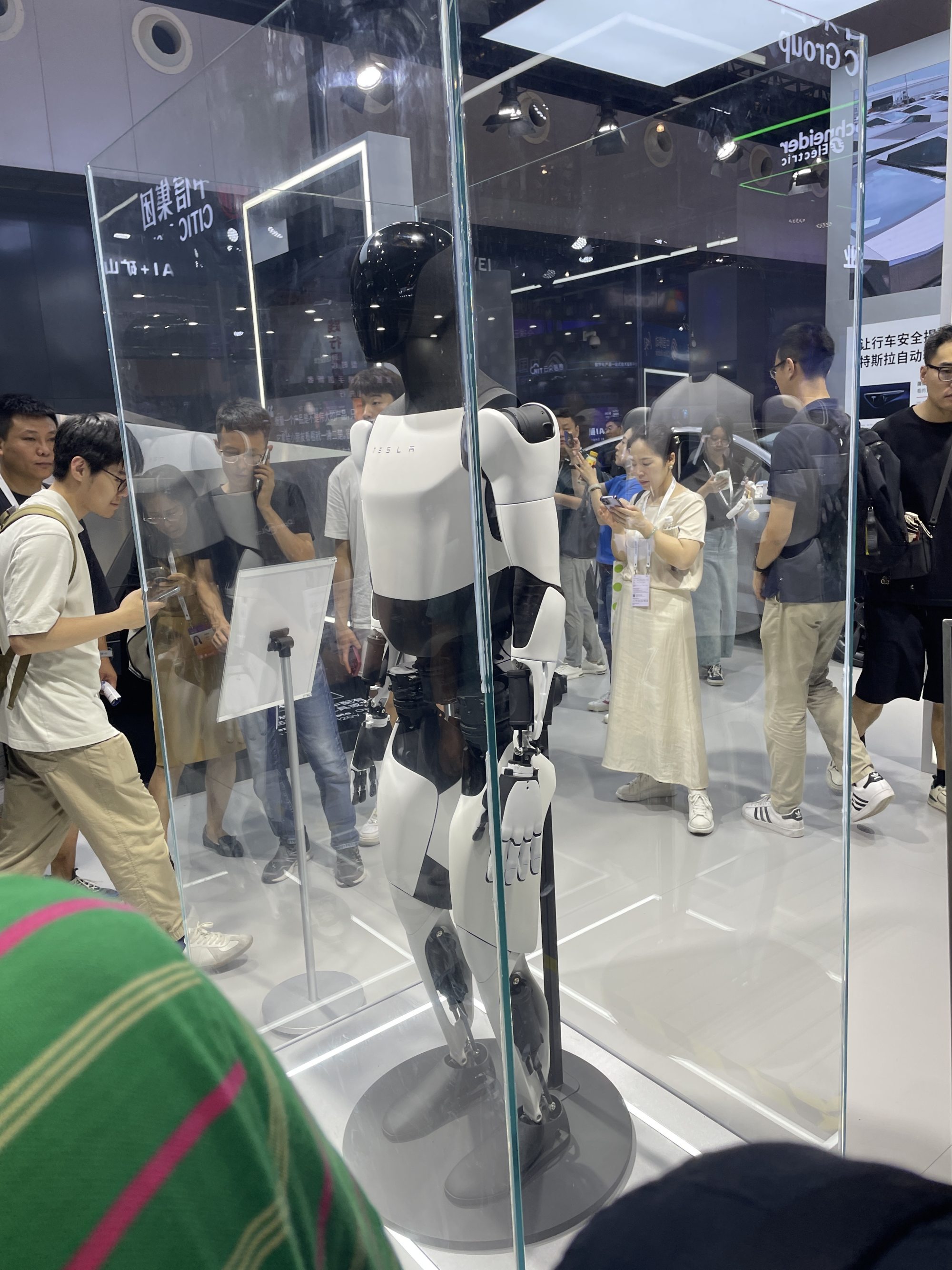 Tesla muestra su robot humanoide Optimus en una conferencia de 2024-07-10