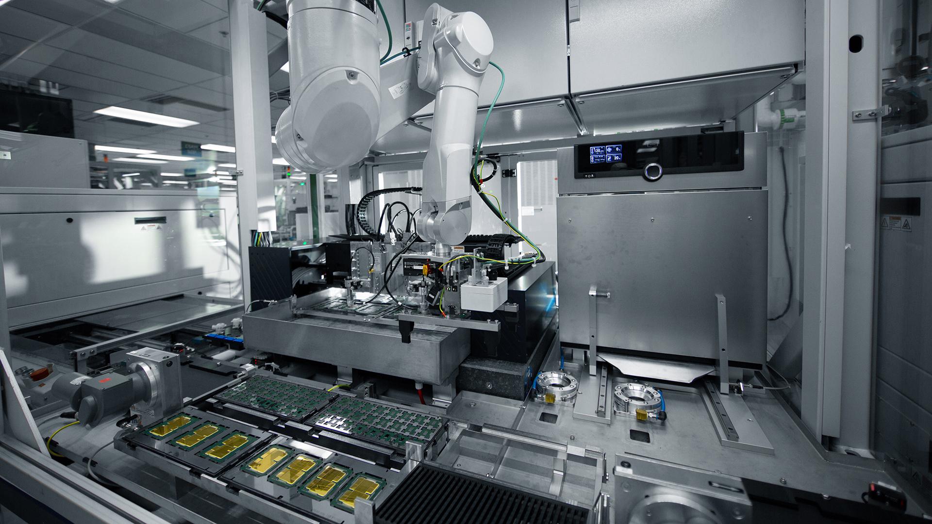 Las acciones de Intel suben un 6% tras anunciar la separación de su división de fabricación de chips de IA 3 Las acciones de Intel suben un 6% tras anunciar la separación de su división de fabricación de chips de IA GPUs tested by a fabricator at an Intel Foundry facility in Chandler, Arizona. Source: Intel