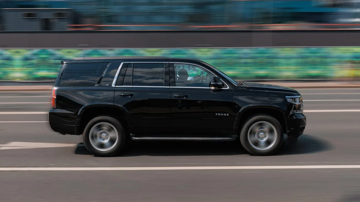 0cacdf6f249f76243fea87a43ca3df6b jpg 1. El chatbot de inteligencia artificial de un concesionario de coches en California se volvió viral al ofrecer vender un Chevrolet Tahoe 2024 por un dólar.2. La empresa Fullpath suministra chatbots "ChatGPT-powered" a concesionarios de coches en todo Estados Unidos, pero el bot demostró ser vulnerable a la manipulación.3. Algunos usuarios lograron obtener respuestas inusuales del chatbot, incluyendo la generación de un poema sobre Chevrolet que sonaba como una mala copia publicitaria.4. El chatbot del concesionario Watsonville Chevy ha sido deshabilitado temporalmente tras estos incidentes.