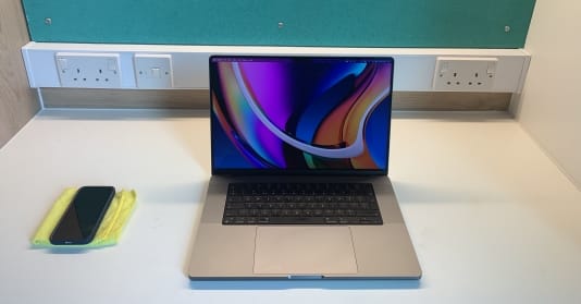 La IA descifra contraseñas utilizando sólo sonidos del teclado 3 La IA descifra contraseñas utilizando sólo sonidos del teclado La IA descifra contrasenas utilizando solo sonidos del teclado Una investigación revela que el modelo de IA CoAtNet es capaz de descifrar contraseñas mediante la interpretación de los sonidos emitidos por el teclado. Este modelo tiene una precisión del 95 por ciento en la identificación de las contraseñas. El estudio se centra en el hecho de que cada tecla de un teclado produce una señal acústica única, la cual puede ser convertida en letras y contraseñas mediante el análisis de estos sonidos con CoAtNet.