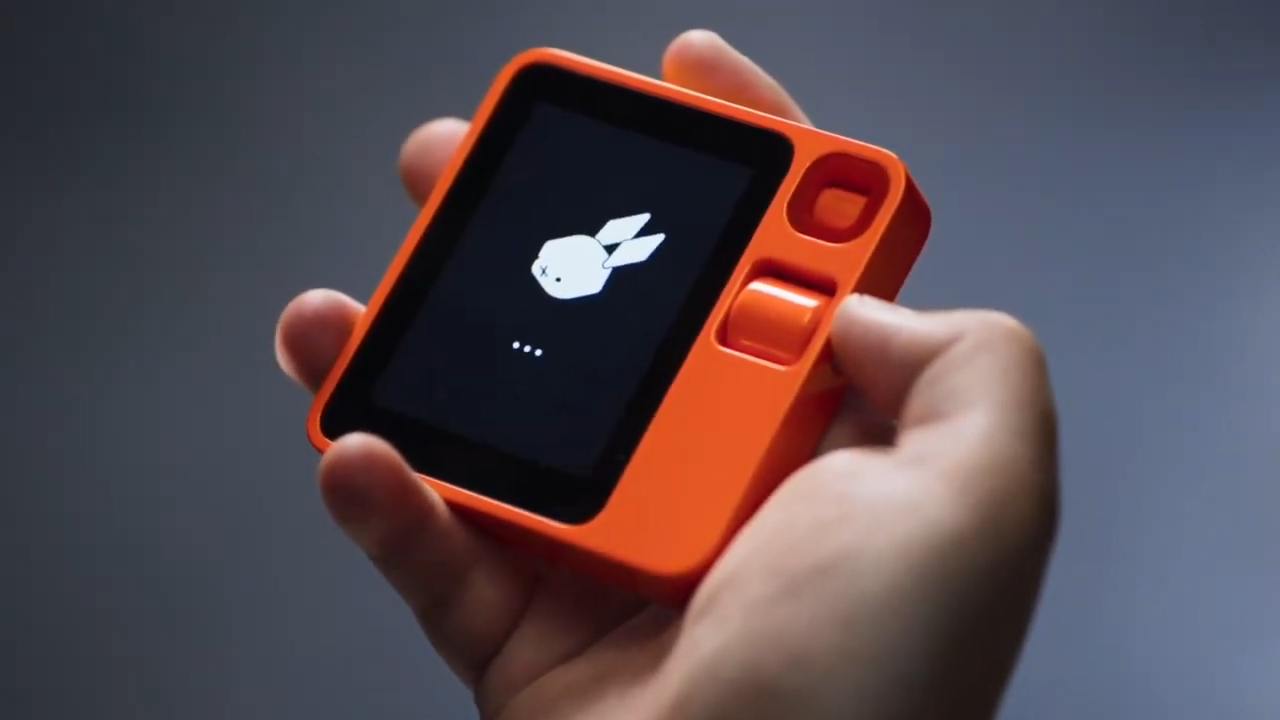 Rabbit R1 tu asistente personal de IA de bolsillo que aprende a utilizar las aplicaciones por ti 1 Rabbit R1 tu asistente personal de IA de bolsillo que aprende a utilizar las aplicaciones por ti rabbit r1 shot Rabbit, una compañía innovadora en inteligencia artificial, ha desvelado el Rabbit R1, un innovador dispositivo de IA que actúa como comando universal de voz para múltiples aplicaciones.