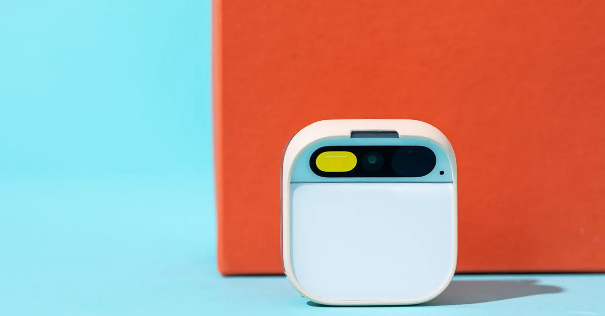 247075 Humane AI pin AKrales 0144 jpg La idea detrás del AI Pin de Humane es simple: es un teléfono sin pantalla. En lugar de pedirte que abras aplicaciones y toques un teclado, este pequeño dispositivo abstracto esconde todo detrás de un asistente de inteligencia artificial y un sistema operativo al que Humane llama CosmOS.