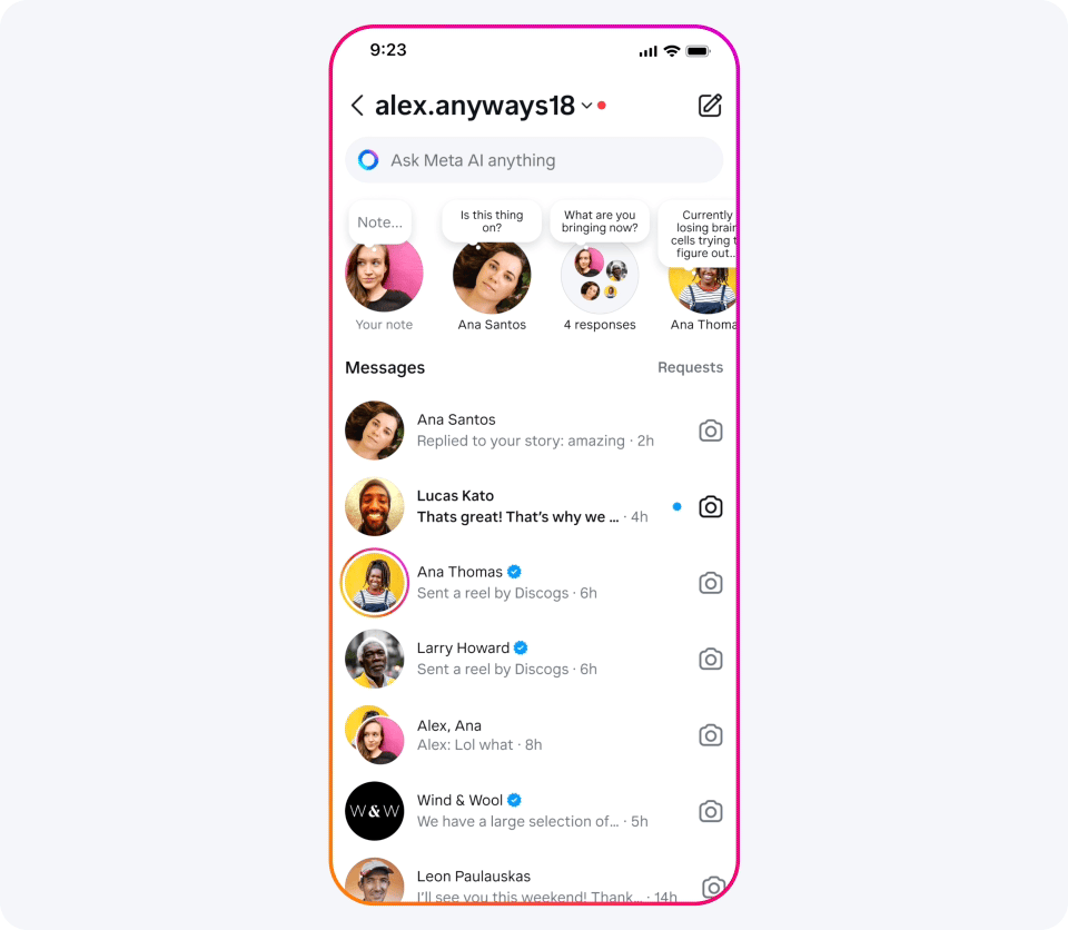Un GIF que muestra una pantalla de teléfono siguiendo los pasos para descubrir personajes de IA
